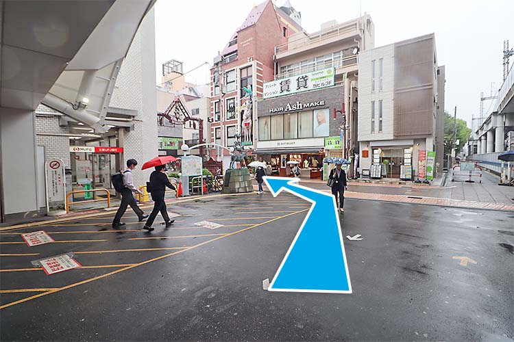 地上へ降りた後、左方向へ進みます